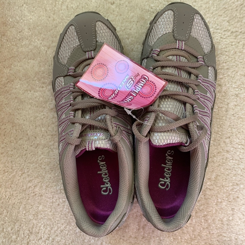 NEW - Women’s sketchers sneakers size 7